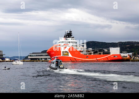 HPB2, kleinen Schiff von der Küstenwache Schiff KV-Tor, in den Hafen von Bergen, Norwegen. Offshore Supply Vessel KL Saltfjord. Stockfoto