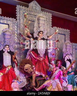 Eine Ansicht von Durga Puja Pandal Idiol Innen Stockfoto