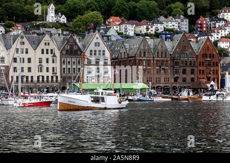 Veteran Fischereifahrzeug Sotrabuen Auslaufen aus dem Hafen von Bergen, Norwegen. Teil von Bryggen im Hintergrund. Torgdagen 2019. Stockfoto