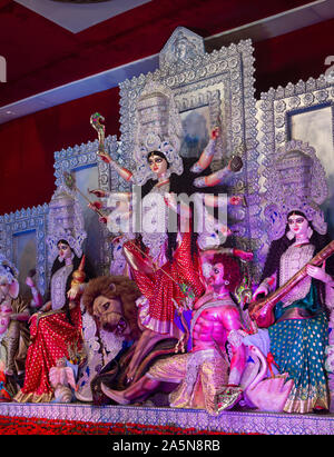 Eine Ansicht von Durga Puja Pandal Idiol Innen Stockfoto