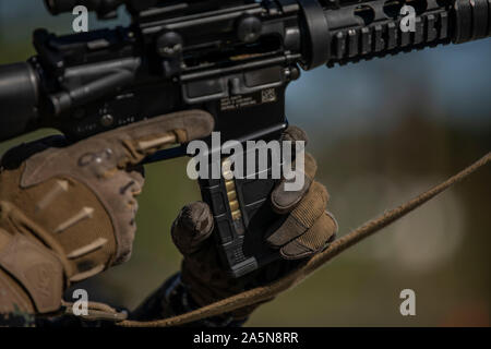 Ein Marine an Bereitstellung Befehls finden Unterstützung Unit-East, Force Headquarters Group, lädt seine M16A4-Sturmgewehr während der drei an der Strecke K501, Marine Corps Base Camp Lejeune in North Carolina, 17. Okt. 2019. Die DPC/RSU-Ost bietet Unterstützung für Nicht-finden-Komponente für die betriebliche Ausbildung mobilisiert, führt individuelle Bereitstellung erweitern bzw. erneute Bereitstellung, Verarbeitung und unterstützt Aktiviert finden. Einheiten/dets während an Bord Camp Lejeune zur Unterstützung der Gesamtkraft Integration während der Mobilisierung. (U.S. Marine Corps Foto von Pfc. Leslie Alcaraz) Stockfoto