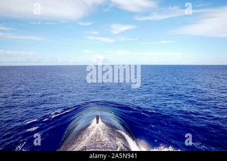 APRA HARBOR, Guam (Okt. 18, 2019) der Los Angeles-Klasse schneller Angriff U-Boot USS Key West (SSN722) dampft vor der Küste von Guam während einer Familie Tag Kreuzfahrt. Key West ist eine von vier Vorwärts - Einsatz u-Boote zum Kommandanten, Submarine Squadron 15 zugewiesen, die von Apra Harbor, Guam. (U.S. Marine Foto von Mass Communication Specialist 2. Klasse Kelsey J. Hockenberger) Stockfoto