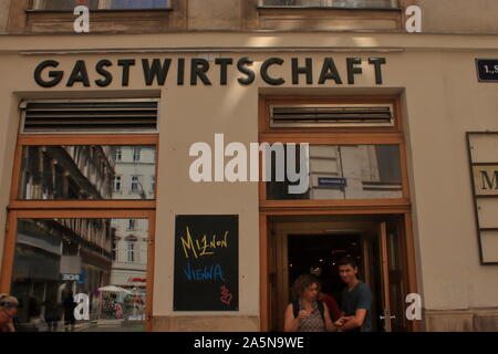 Zwei Personen verlassen ein Lebensmittelgeschäft in Wien Stockfoto