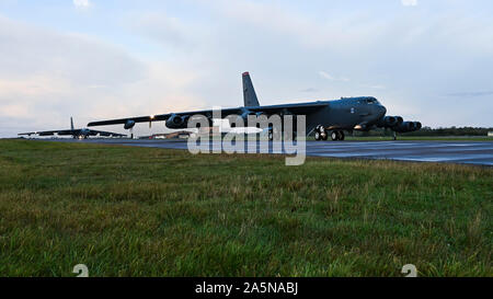 Zwei B-52 der US Air Force H Stratofortress Flugzeuge bereitgestellt von Barksdale Air Force Base in Louisiana, Taxi auf die Landebahn an RAF Fairford, England, 17. Okt. 2019. Die B-52 und Fliegern aus dem zweiten Bombe Flügel eingesetzt Interoperabilität mit den Vereinigten Staaten gemeinsamen Partner zu verbessern und die alliierten Nationen, während der Abwicklung von Europäischen theater Integration. (U.S. Air Force Foto von älteren Flieger Stuart Hell) Stockfoto