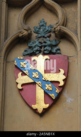 Wappen des Bischofs von Worcester und Band von Fleur-de-Lis auf Gedenkstätte der Märtyrer in Oxford im Speicher des 16. Jahrhunderts erbaute evangelische Bischöfe Stockfoto