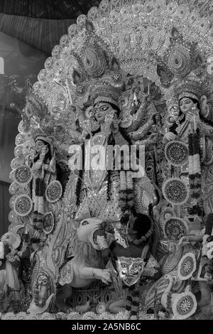 Eine Ansicht von Durga Puja Pandal Idiol Innen Stockfoto