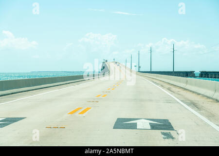 Strasse nach Key West über Caribbean Blue Water Stockfoto