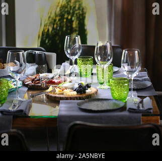 Foto Fragment der Innenraum der Tabelle mit Brille im Restaurant Stockfoto