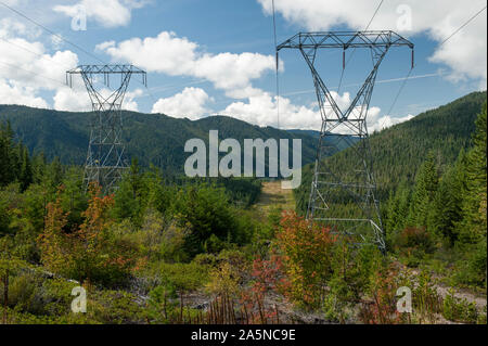 Hohe Spannung (vermutlich 230 KV) Stromleitungen am Rande des Ollalie Lake Scenic Area in der Nähe von Detroit, Michigan. Stockfoto