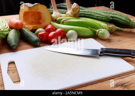 Thailändische Küche. Verschiedene Gemüse, Gewürze und Zutaten mit leerer Hinweis Seite und Bleistift auf Holz- Hintergrund. Stockfoto