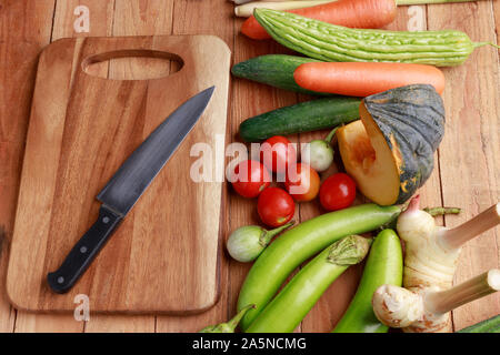 Thailändische Küche. Verschiedene Gemüse, Gewürze und Zutaten mit leerer Hinweis Seite und Bleistift auf Holz- Hintergrund. Stockfoto