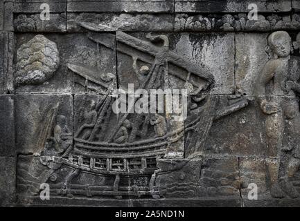Basrelief eines antiken Schiffs, das auf die Steine an der Mauer des Borobudur-Tempels in Magelang, Zentraljava, Indonesien gehauen wurde. Stockfoto