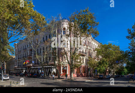 Odessa, Ukraine - 10.14.2019. Das Bristol Hotel befindet sich im historischen Zentrum der Stadt Odessa. Vor kurzem Luxushotel in einem historischen Gebäude in Puschkin geöffnet Stockfoto
