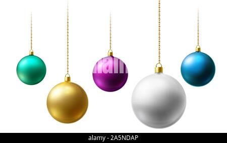 Realistische Weihnachten Kugeln hängen auf Gold Perlen Ketten auf weißem Hintergrund. Stock Vektor