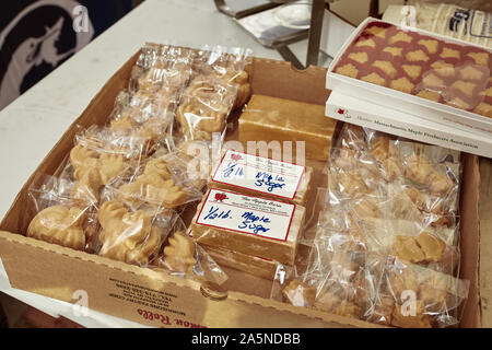 Boston, Massachusetts - Oktober 3rd, 2019: Ahorn Süßigkeiten und Zucker zum Verkauf für einen Bauernmarkt im Copley Square auf einen Tag fallen. Stockfoto