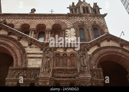 Boston, Massachusetts - Oktober 3rd, 2019: Nahaufnahme von außen an der Trinity Church in der Back Bay von Boston im Copley Square. Stockfoto