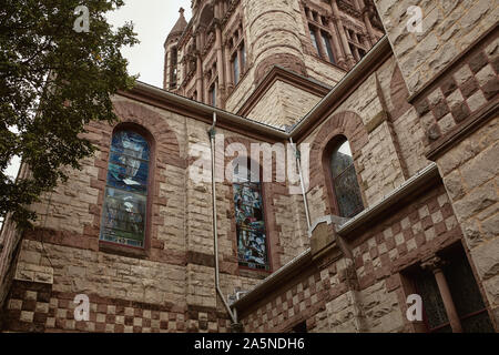 Boston, Massachusetts - Oktober 3rd, 2019: Nahaufnahme von außen an der Trinity Church in der Back Bay von Boston im Copley Square. Stockfoto