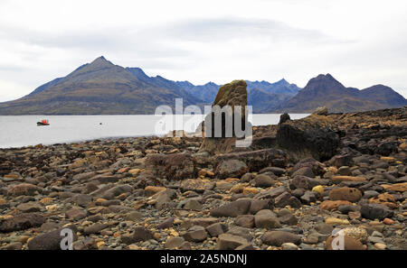 Ein Blick vom Strand über Loch Scavaig auf die Cuillin Hills von Elgol, Straithaird, Isle of Skye, Schottland, Großbritannien, Europa. Stockfoto