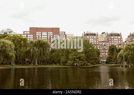 Boston, Massachusetts - Oktober 3., 2019: Teich umgeben von üppigem Grün an der Boston Public Garden in der Back Bay von Boston Stockfoto