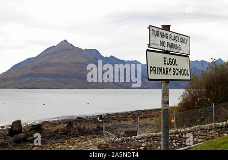 Zeichen in das Dorf, das von der Küste mit dem Cuillin Hills im Hintergrund Elgol, Strathaird, Isle of Skye, Schottland, Großbritannien, Europa. Stockfoto