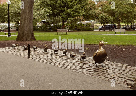 Boston, Massachusetts - Oktober 3., 2019: machen Weg für Entenküken Statuen an der Boston Public Garden in der Back Bay von Boston Stockfoto