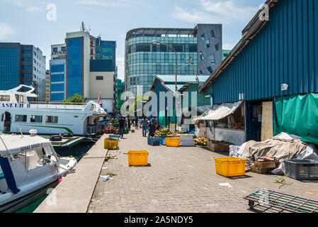 Male, Malediven - November 18, 2017: Der Bereich des Obst- und Gemüsemarkt in der Stadt und der Insel Male, die Hauptstadt der Malediven. Transport Boote sind m Stockfoto