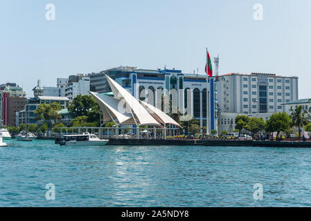 Male, Malediven - November 18, 2017: Blick auf den neuen Präsidenten Jetty und Platz der Republik im Zentrum der männlichen auf den Malediven, Indischer Ozean. Stockfoto