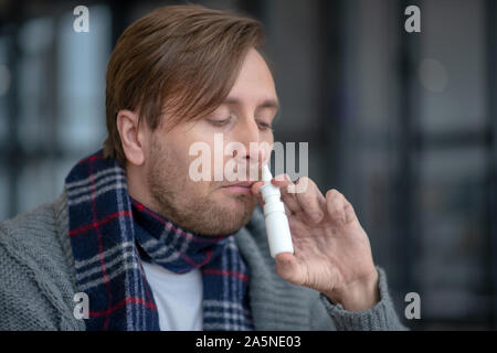 Kranken Mann, Nasenspray, während keine Atmung Stockfoto