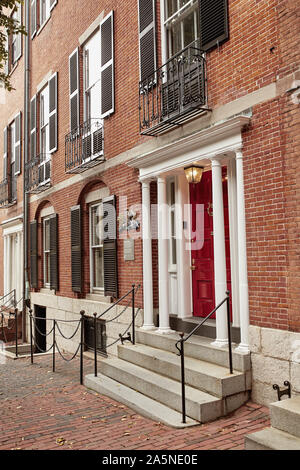 Boston, Massachusetts - Oktober 3., 2019: Außen brownstone Gebäude mit roten Tür auf der Chestnut Street in Beacon Hill Stockfoto