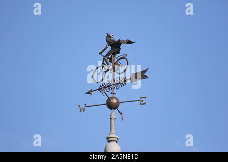 Zeitgenössische Wetterfahne Teil der Harris Manchester College namens Siew-Sngiem Clock Tower von Yiangou Architekten 2014 im klassischen Stil Stockfoto