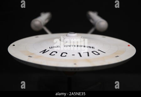 Ein Modell Nachbildung der USS Enterprise NCC-1701 von Star Trek: The Original Series (Schätzung???? mit 1.000 2.000), während eine Vorschau für die kommenden Kino Poster live die Prop's Store Auktion. Stockfoto