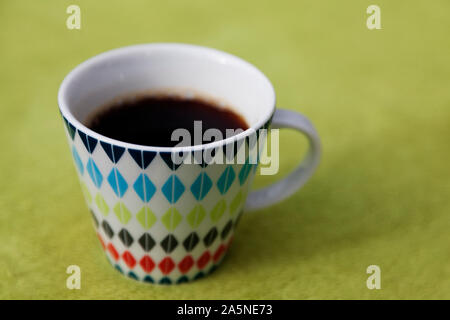 Heißer Kaffee in einer schönen Schale stehen auf grün Picknick Stoff in der Natur in Umea Stockfoto