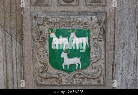 Wappen von Jesus College der Universität Oxford die Abzeichen oder Crest geschnitzt ist, oder auf das große Tor in der Bodleian Library in Catte Street geprägt Stockfoto