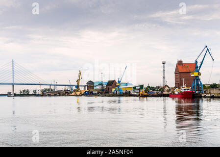 Panoramablick auf die kommerziellen Hafen von Stralsund mit Kränen und Tugboat. Stockfoto