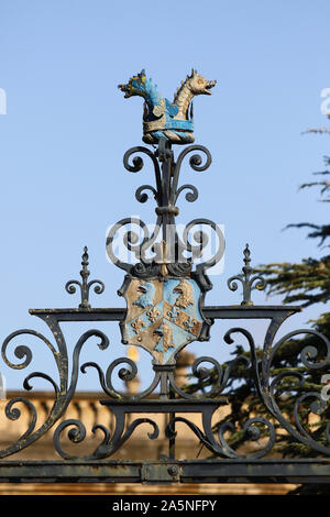 Bügeleisen Gateway oder Türöffnung auf einer Straße in Oxford mit dem alten Wappen des Trinity College Teil der Universität in Harry Potter Filme verwendet Stockfoto