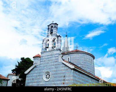 Kirchen in der Altstadt von Budva. Santa Maria in Punta und Kirche des Hl. Sava. Stockfoto