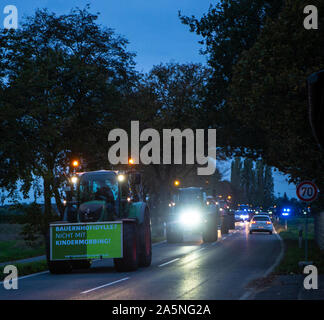 Ein von der Polizei begleiteter Konvoi aus Traktoren auf dem Weg zur Bauerndemo / Bonn. Stockfoto