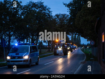 Ein von der Polizei begleiteter Konvoi aus Traktoren auf dem Weg zur Bauerndemo / Bonn. Stockfoto