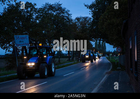 Ein von der Polizei begleiteter Konvoi aus Traktoren auf dem Weg zur Bauerndemo / Bonn. Stockfoto