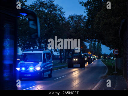 Ein von der Polizei begleiteter Konvoi aus Traktoren auf dem Weg zur Bauerndemo / Bonn. Stockfoto