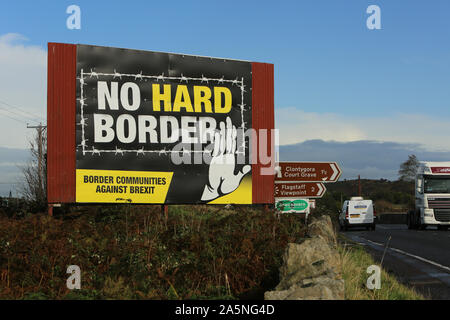 Verkehr passieren ein anti-Brexit pro-irische Einheit Billboard aus der Dublin Road in Newry, Nordirland gesehen, am 21. Oktober 2019 An der Grenze zwischen Newry Dundalk in Nordirland und in der irischen Republik. Boris Johnson ist ein 11-Std.-Appell an MPs erteilt seinen EU-Entzug Abkommen Rechnung zurück, trotz Beschwerden von MPs, dass er versucht, es zu Ram durch die Commons bei hoher Geschwindigkeit. Sind MPs Beginn einer dreitägigen Brexit Showdown - darunter zwei bis spät in die Nacht, in der die Gegner der Regierung wird versuchen, Änderungen im Zoll, ein zweites Referendum und blocki Stockfoto