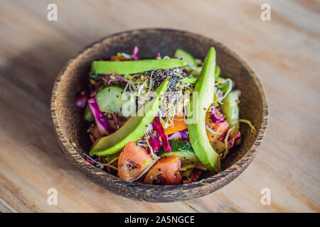 Gemischter grüner Salat mit gegrillter Lachs, Quinoa und Avocado auf Holz Hintergrund gesundes Essen Konzept Stockfoto