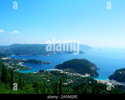 Paleokastrica Beach auf Korfu Korfu, Griechenland. Ionische Meer. Azur Bucht mit kristallklarem Wasser. Stockfoto