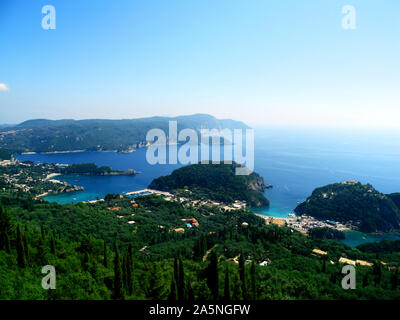 Paleokastrica Beach auf Korfu Korfu, Griechenland. Ionische Meer. Azur Bucht mit kristallklarem Wasser. Stockfoto