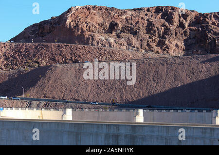 Blick auf die Straße, die durch den Canyon in der Nähe des Hoover Dam, Nevada Stockfoto