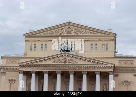 12-10-2019, Moskau, Russland. Das Bolschoi-theater ist die zentrale Fassade der Gebäude mit Säulen und Pferdesport Skulptur. Schöne Architektur hi Stockfoto