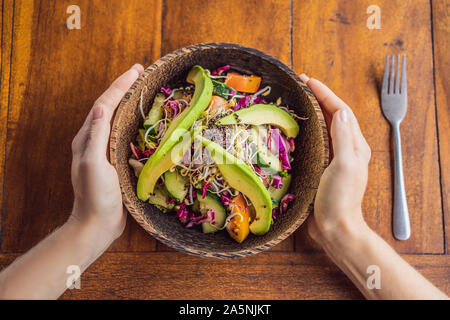 Gemischter grüner Salat mit gegrillter Lachs, Quinoa und Avocado auf Holz Hintergrund gesundes Essen Konzept Stockfoto