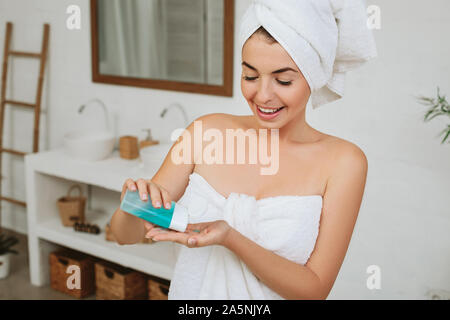 Frau nutzt Tonic oder Lotion Produkt. girl Holding Hautreinigung. Stockfoto