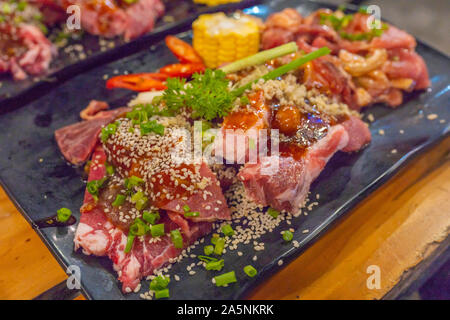 Platte mit mariniertem Rindfleisch und Schweinefleisch in Barbecue Party Stockfoto