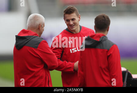 Jonathan Davies Chats mit Warren Gatland (links) während einer Trainingseinheit im Prince Chichibu Memorial Rugby Ground, Tokio. Stockfoto